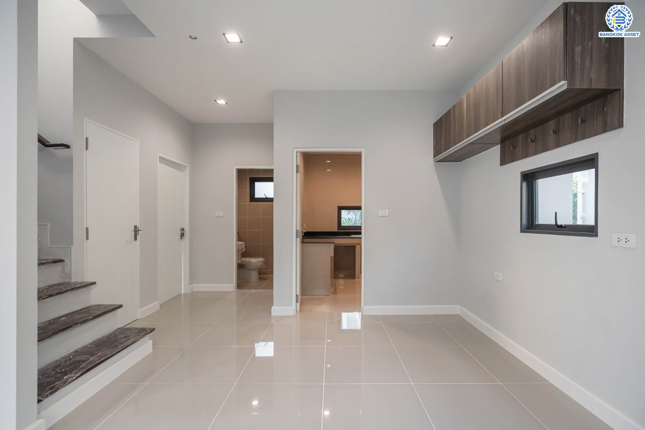 บ้านมือสองตกแต่งใหม่ โครงการ สราญสิริ ติวานนท์-แจ้งวัฒนะ1 หลังมุม เนื้อที่ 59.2 ตร.ว. ดีไซน์ตอบทุกไลฟ์สไตล์ ฟังก์ชัน 3 ห้องนอน 3 ห้องน้ำ จอดรถได้ 2 คัน Living ชั้นบนกว้างขวาง บนทำเลติดถนนใหญ่ เชื่อมต่อทุกเส้นทาง ใกล้จุดขึ้นทางด่วน "ศรีสมาน"